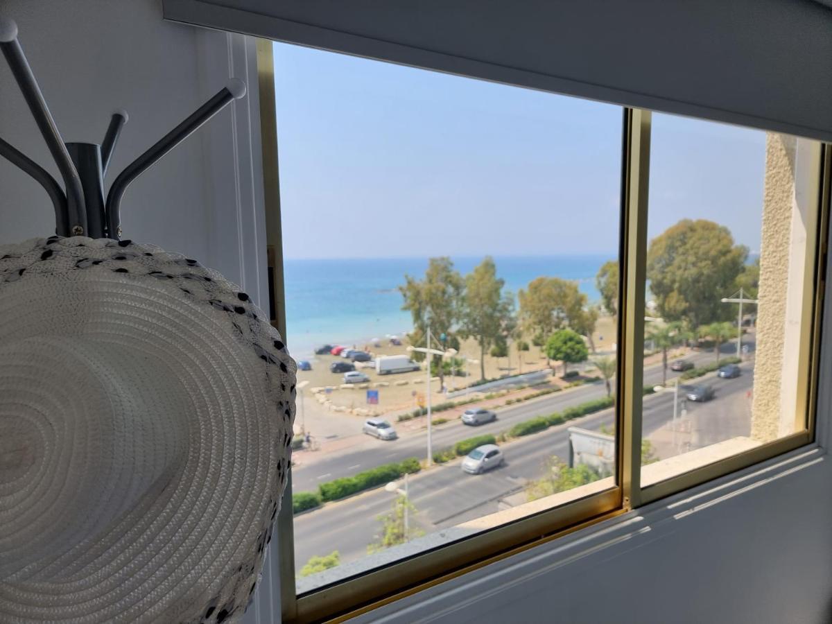 Super Modern Beachfront 1 Bedroom - Sleeps 4 Limassol Exterior foto