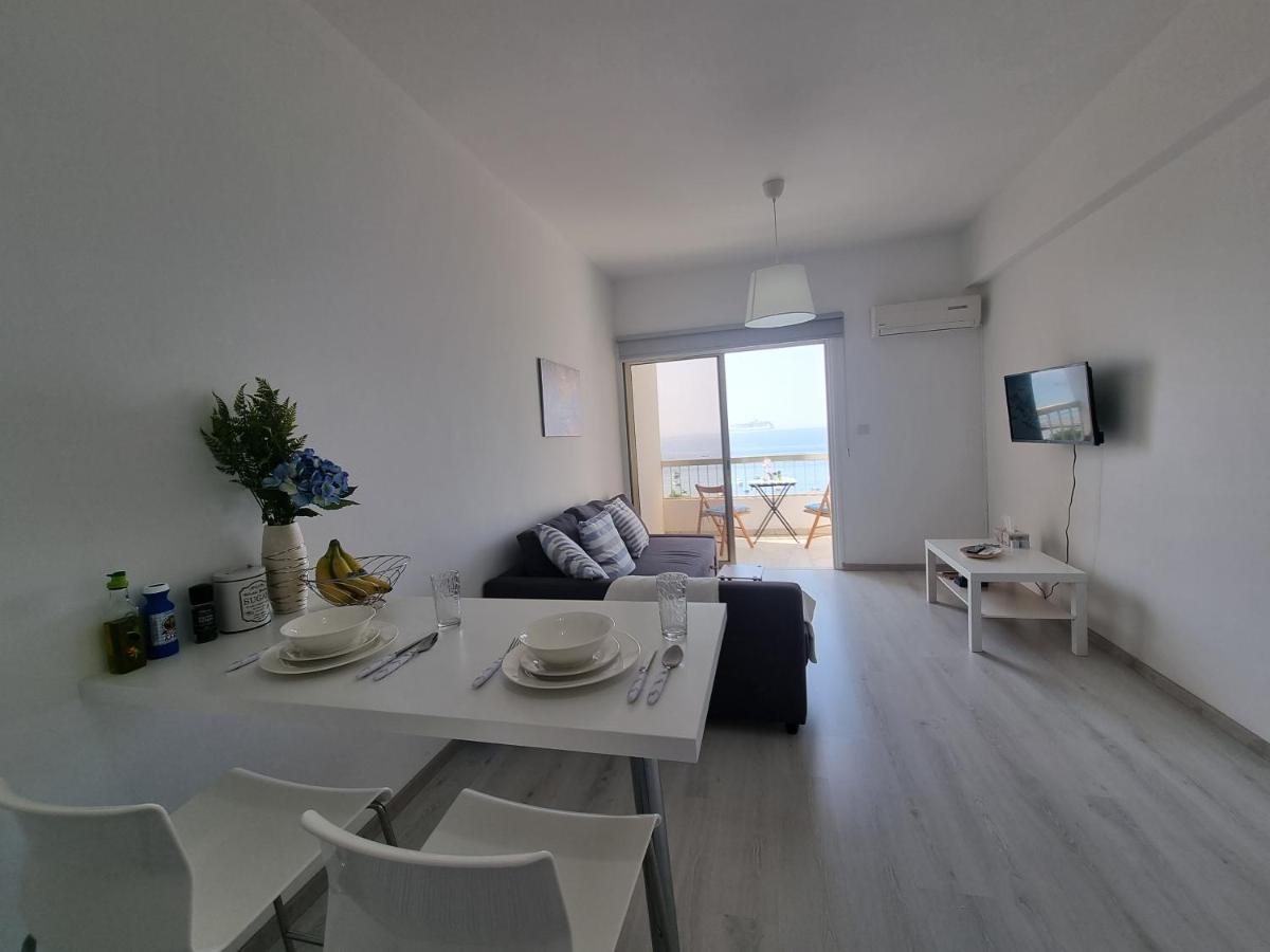 Super Modern Beachfront 1 Bedroom - Sleeps 4 Limassol Exterior foto