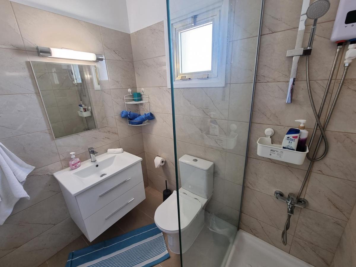 Super Modern Beachfront 1 Bedroom - Sleeps 4 Limassol Exterior foto